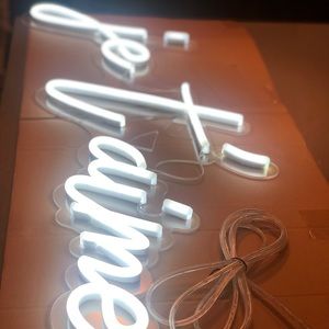 “Je t’aime” custom French writing neon sign
